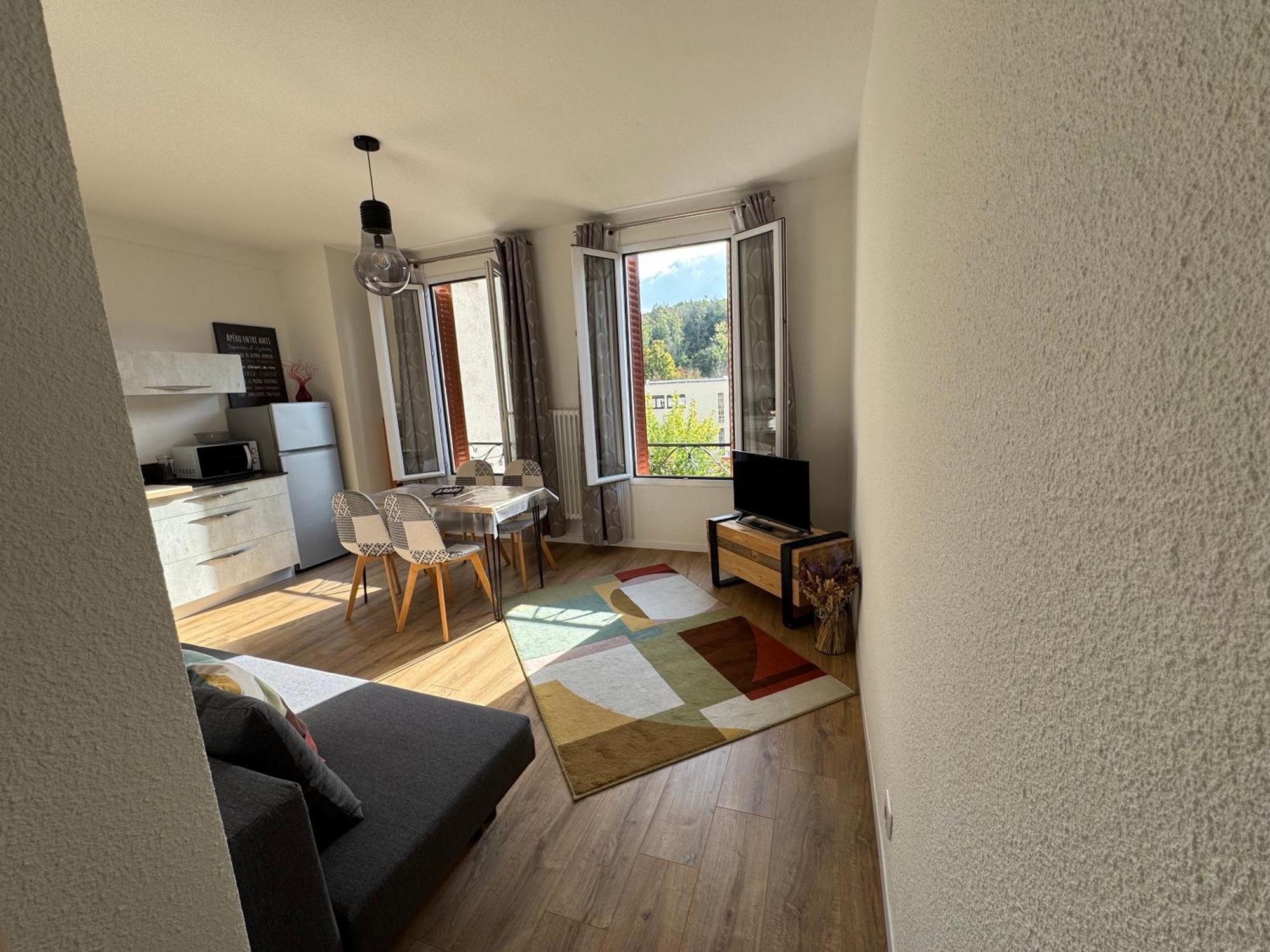 Appartement Le Madargue Idealement Place Châtel-Guyon Esterno foto